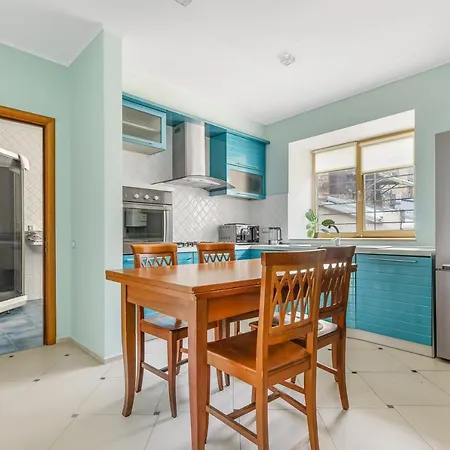 Deribasivska Cozy 4-room Одеса