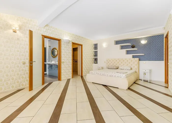 Deribasivska Cozy 4-room Appartement *