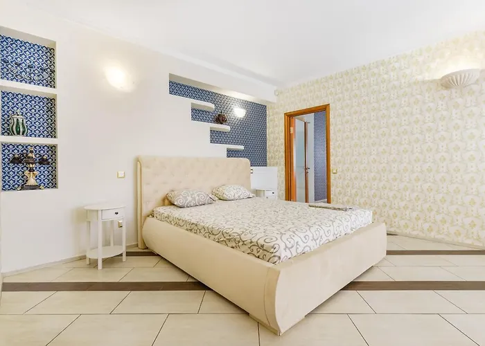 Deribasivska Cozy 4-room Apartman Odessza