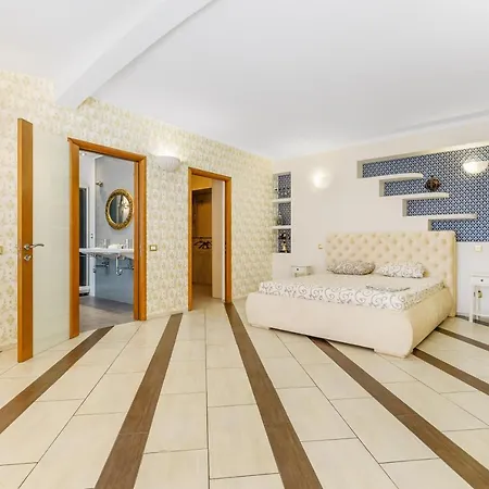Deribasivska Cozy 4-room アパート *