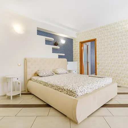 Deribasivska Cozy 4-room アパート オデッサ